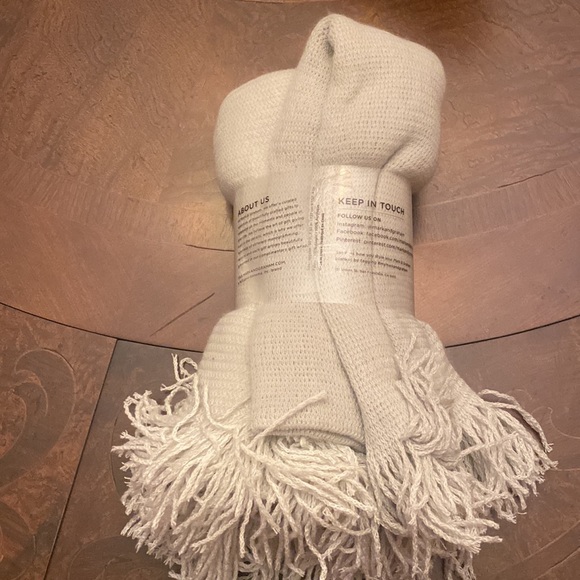 🏡Brand New Mark & Graham gray throw A1 - Picture 3 of 3